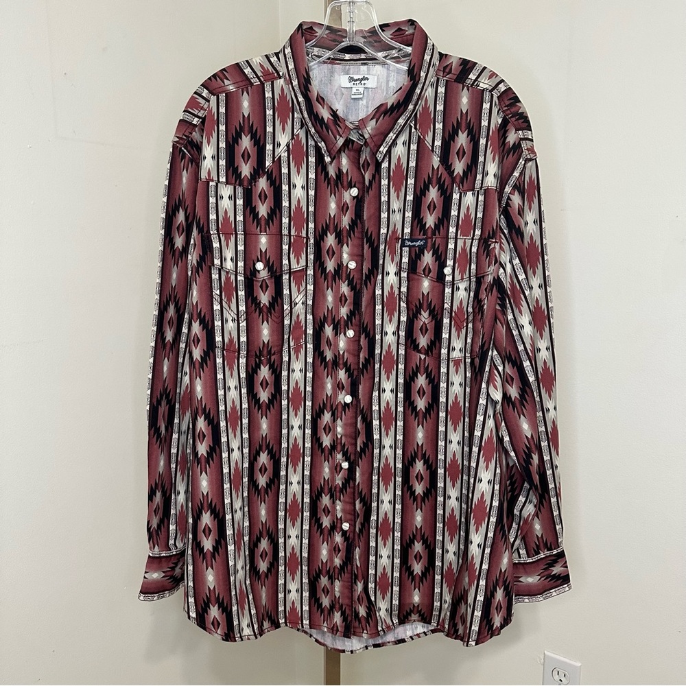 Men’s Wrangler Retro long sleeve pearl snap button down shirt.